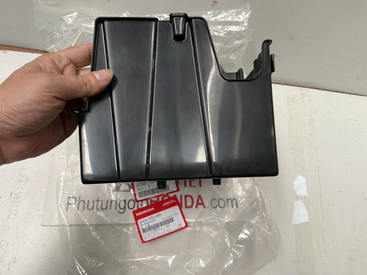 Hộp đựng bình ắc quy xe Honda BRIO